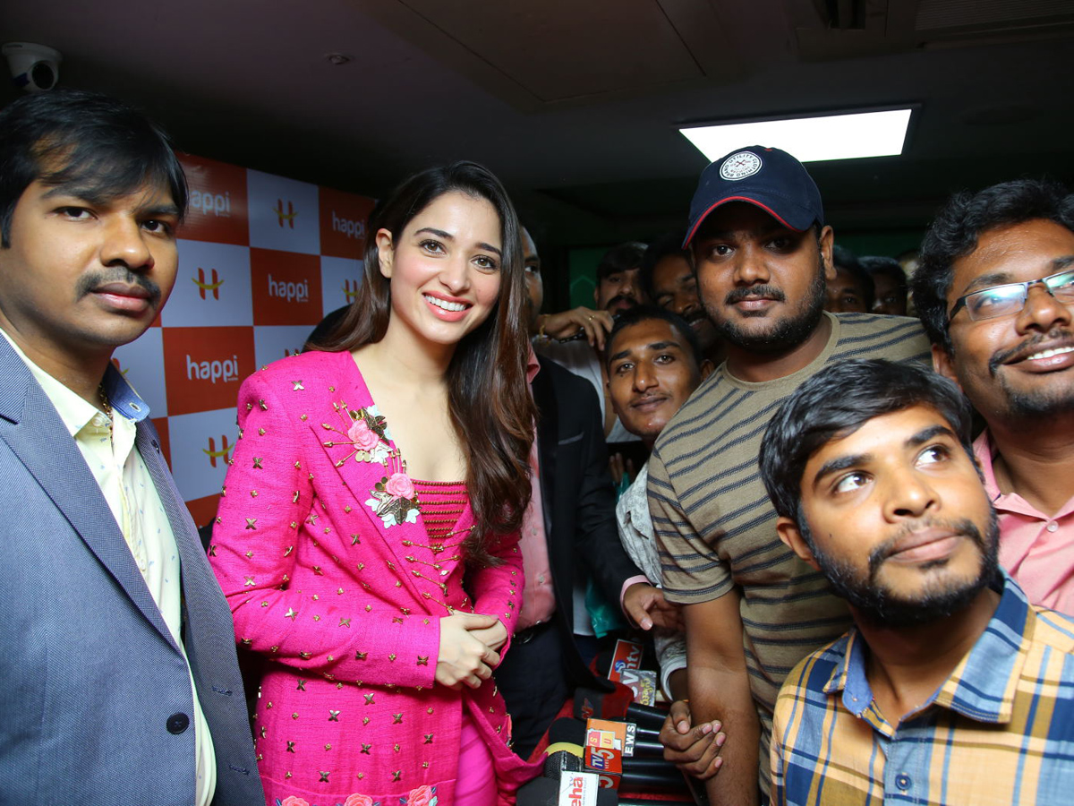 Tamannaah Launches Happi Mobile Store at Bhimavaram - Sakshi7