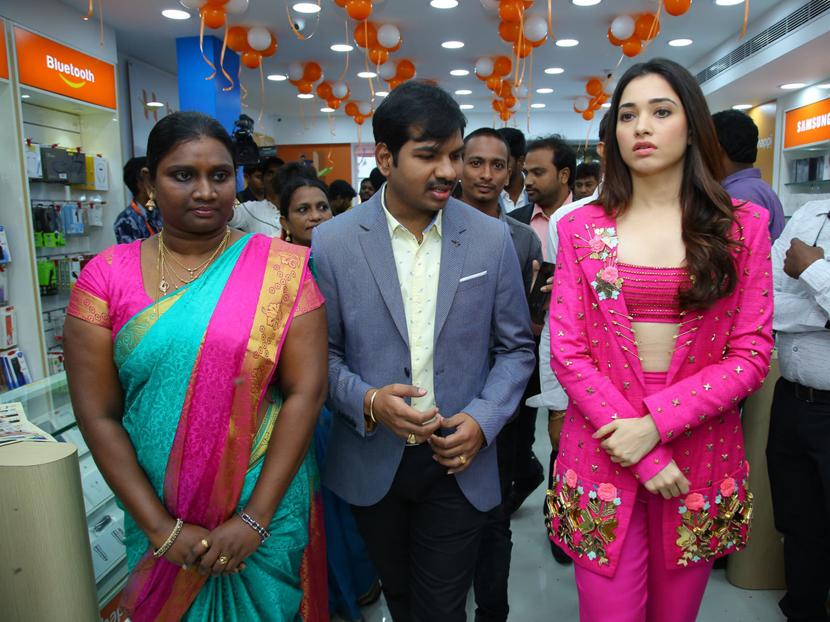 Tamannaah Launches Happi Mobile Store at Bhimavaram - Sakshi8