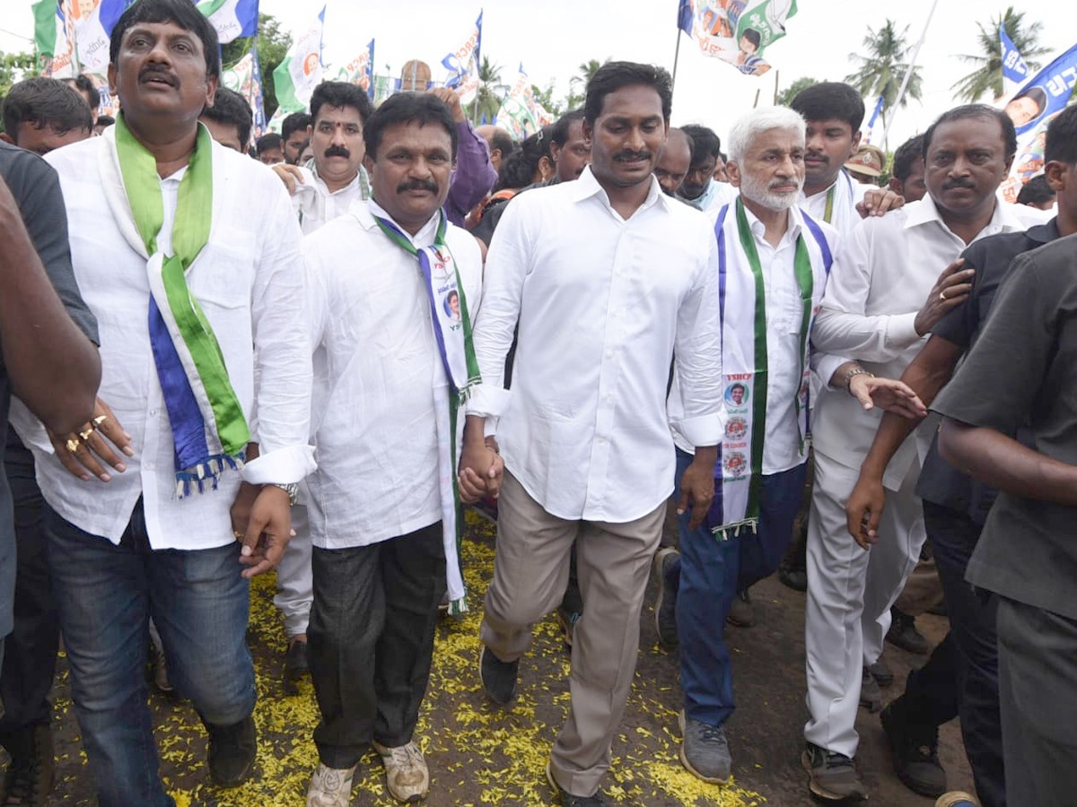 ys jagan prajasankalpayatra day 237 Photo Gallery - Sakshi14