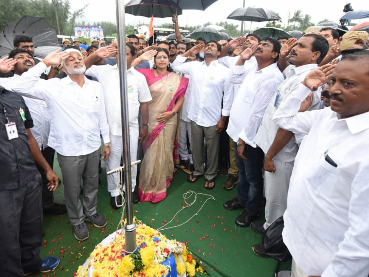 YS Jagan Mohan Reddy Independence Day Celebrations Photo Gallery - Sakshi12