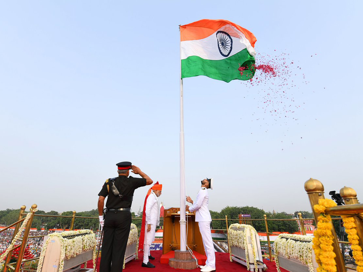 Narendra Modi flag hoisting in Red Fort Photo Gallery - Sakshi1