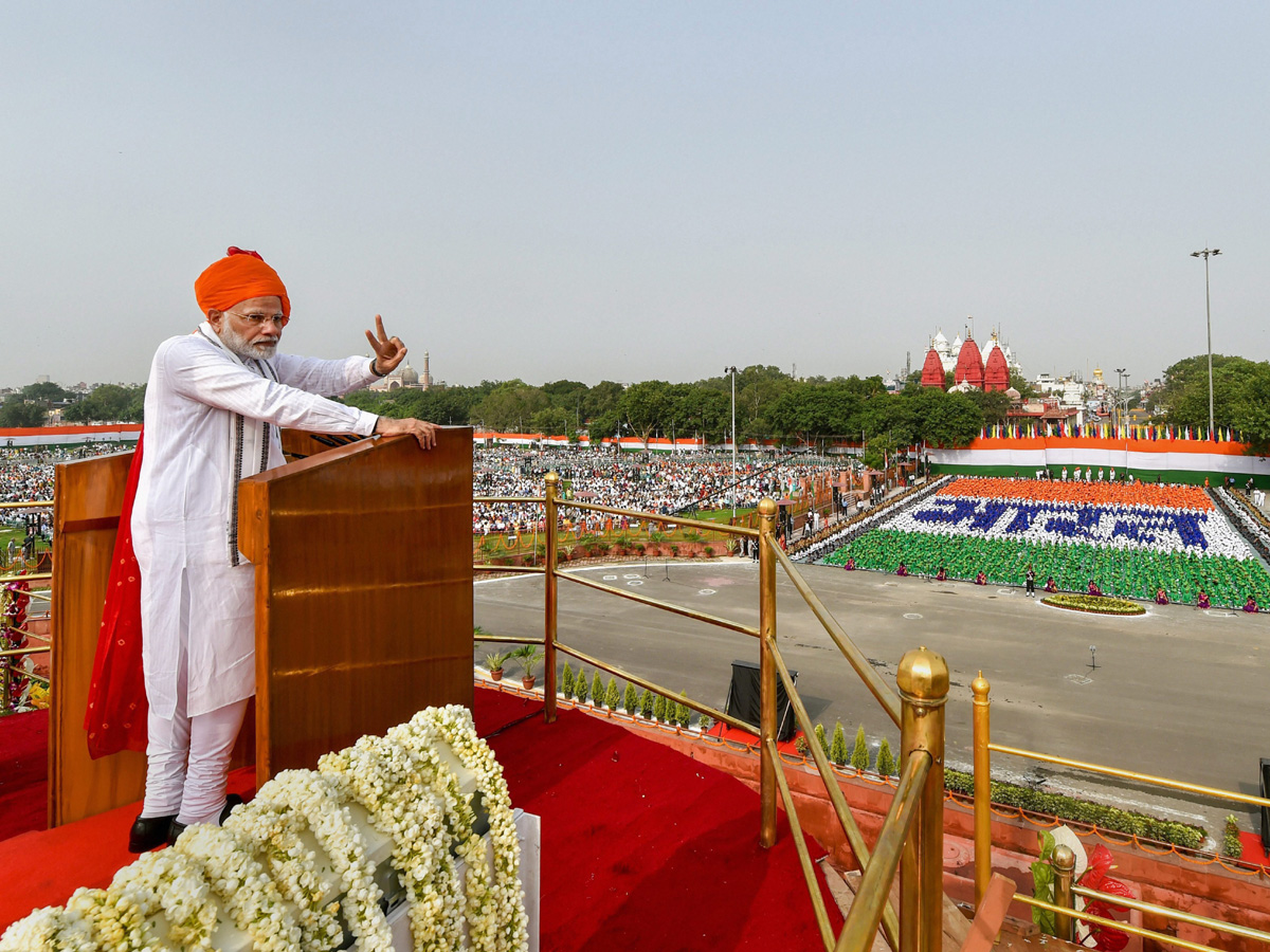 Narendra Modi flag hoisting in Red Fort Photo Gallery - Sakshi2