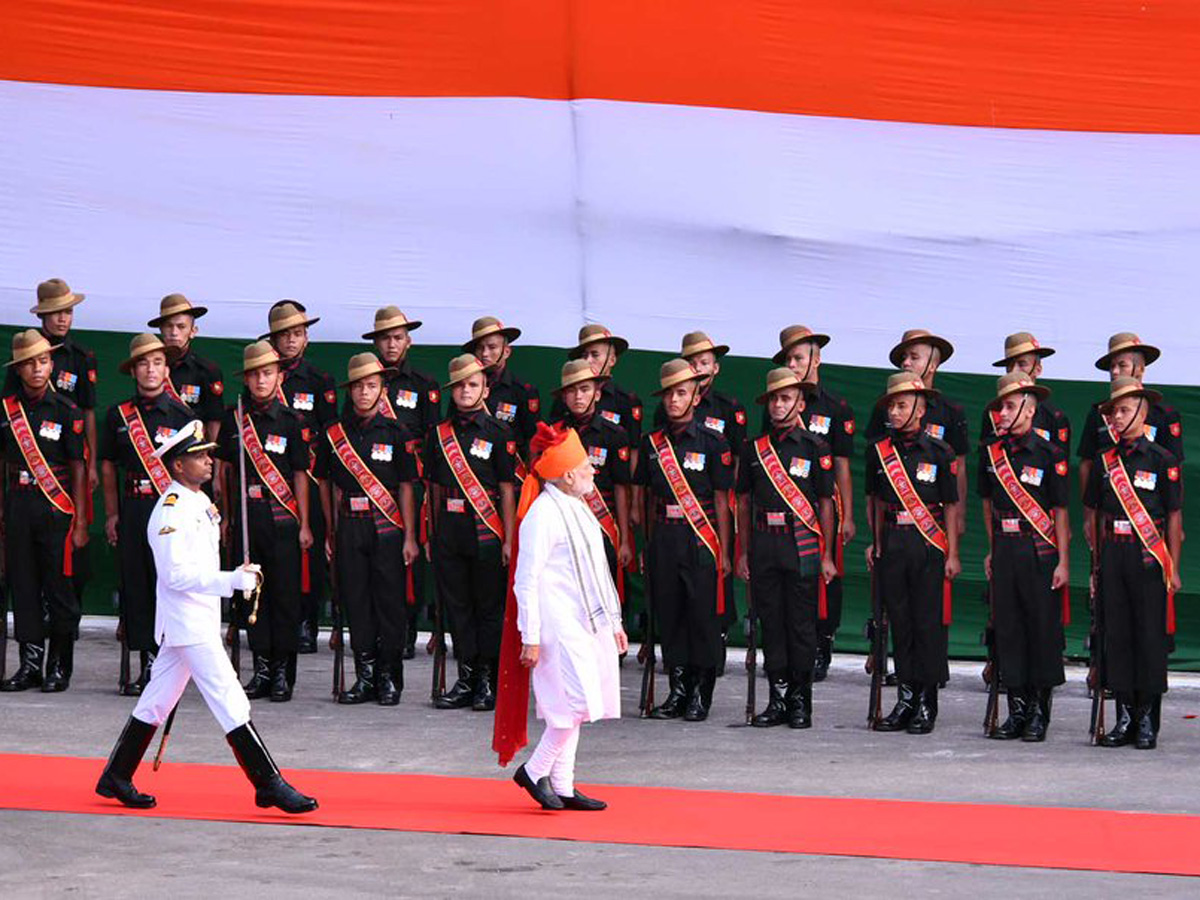 Narendra Modi flag hoisting in Red Fort Photo Gallery - Sakshi4