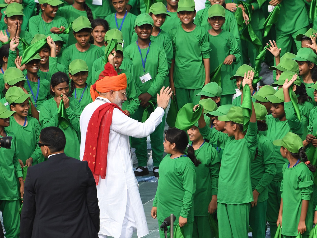 Narendra Modi flag hoisting in Red Fort Photo Gallery - Sakshi5