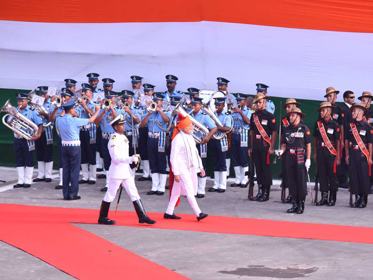 Narendra Modi flag hoisting in Red Fort Photo Gallery - Sakshi6