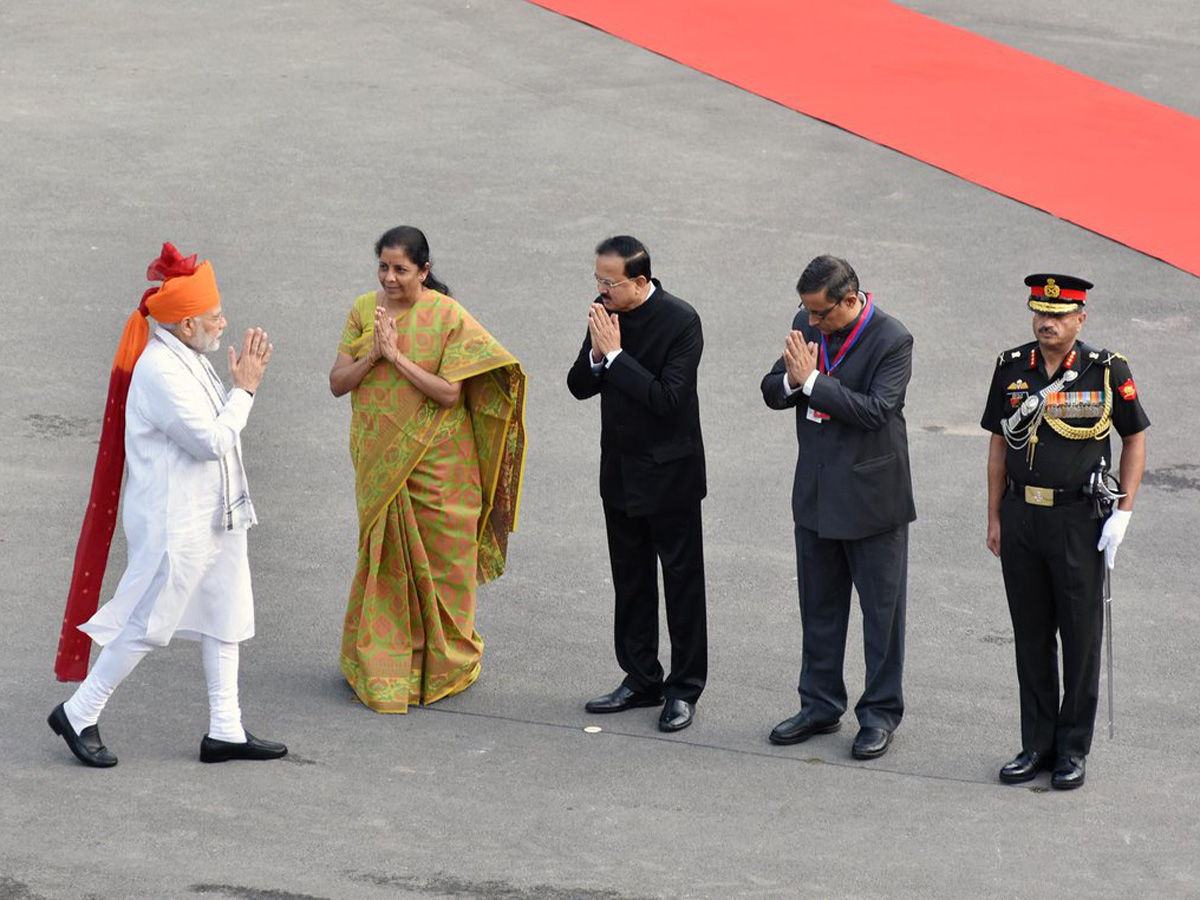 Narendra Modi flag hoisting in Red Fort Photo Gallery - Sakshi7