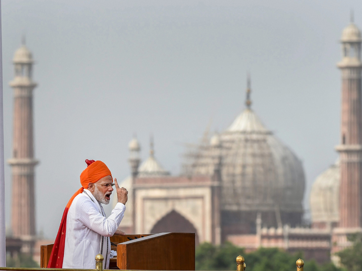 Narendra Modi flag hoisting in Red Fort Photo Gallery - Sakshi8