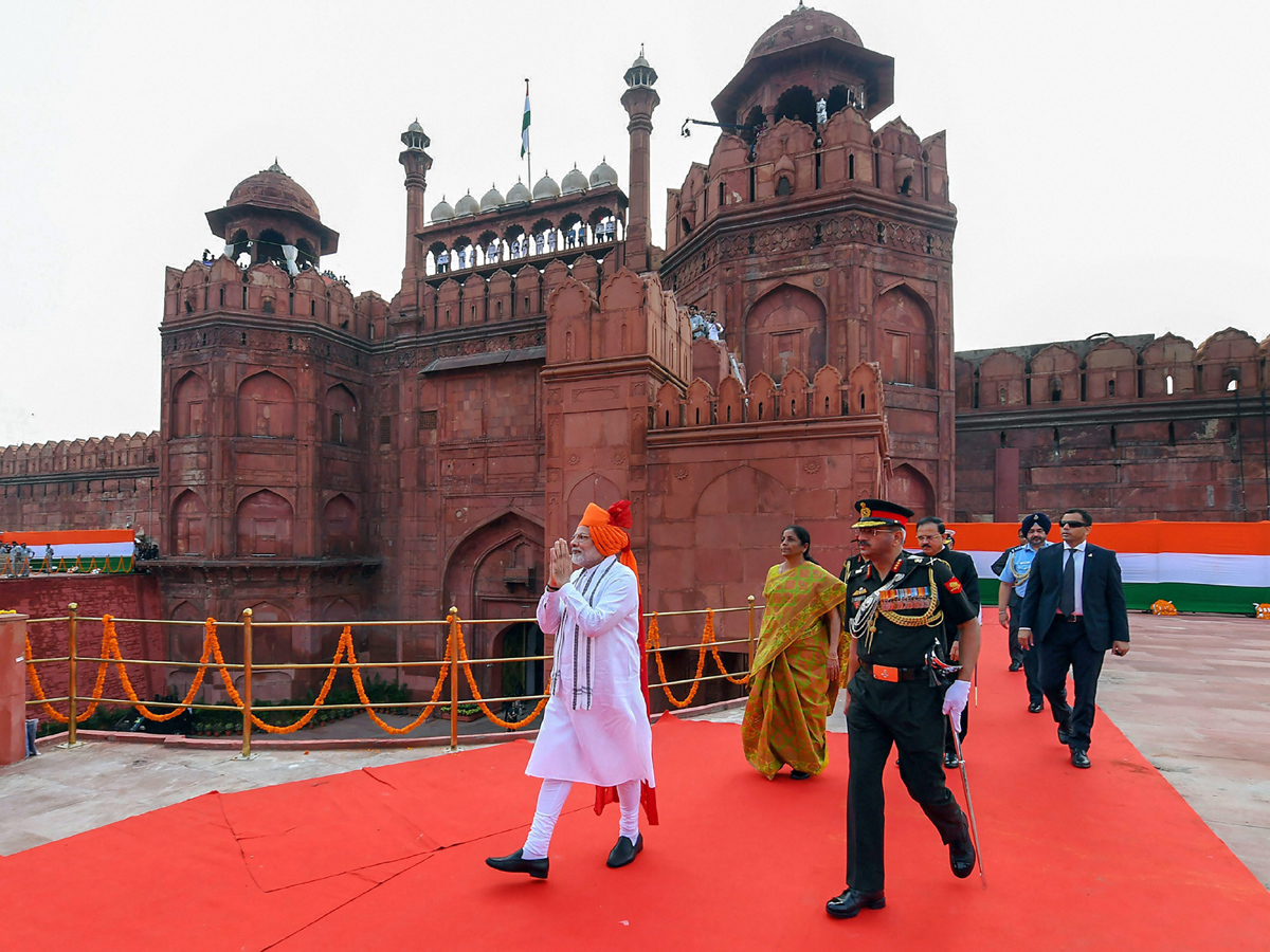 Narendra Modi flag hoisting in Red Fort Photo Gallery - Sakshi13