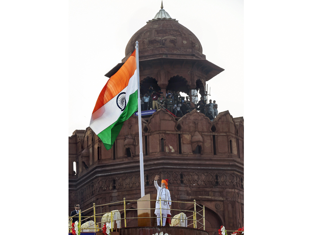 Narendra Modi flag hoisting in Red Fort Photo Gallery - Sakshi20