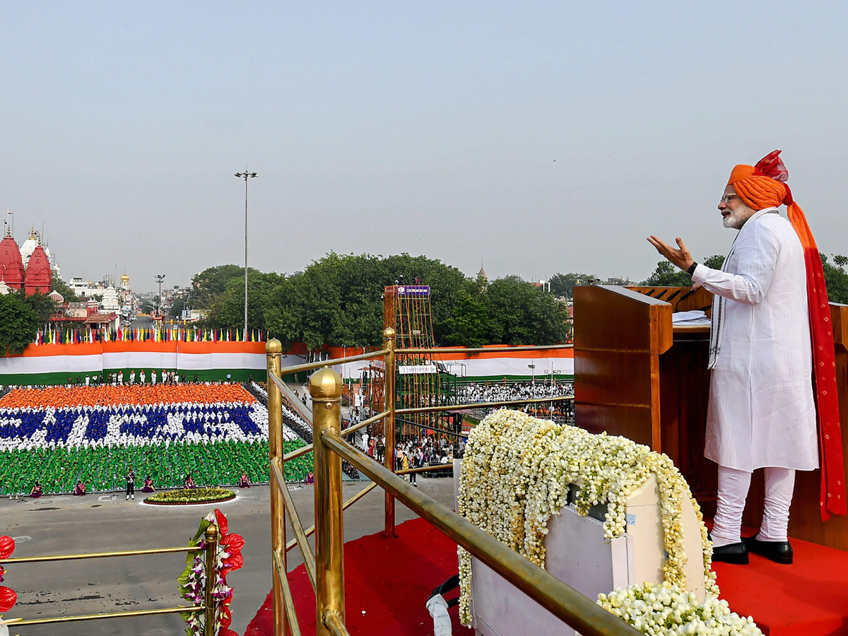 Narendra Modi flag hoisting in Red Fort Photo Gallery - Sakshi21