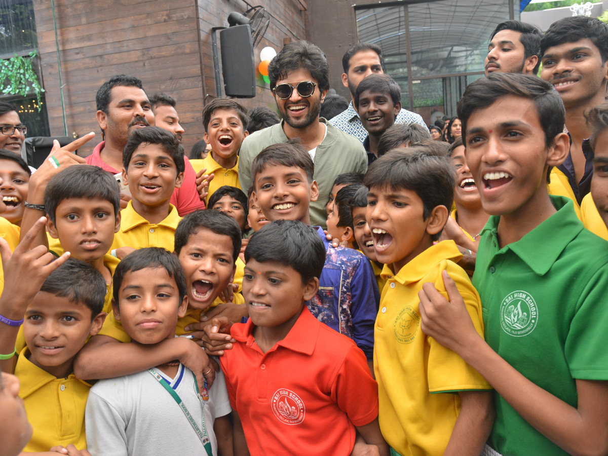 Vijay devarakonda celebrated the 72nd independence day Photo Gallery - Sakshi3