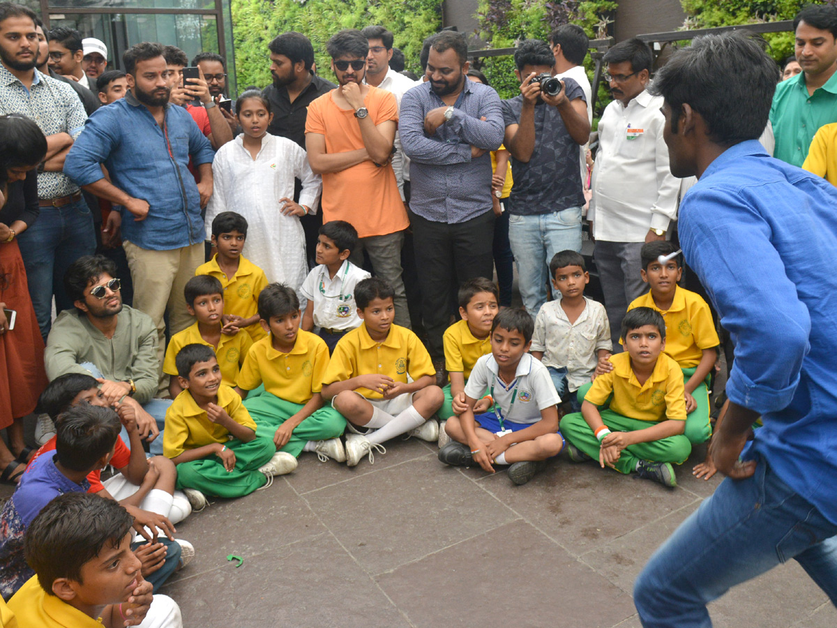 Vijay devarakonda celebrated the 72nd independence day Photo Gallery - Sakshi7