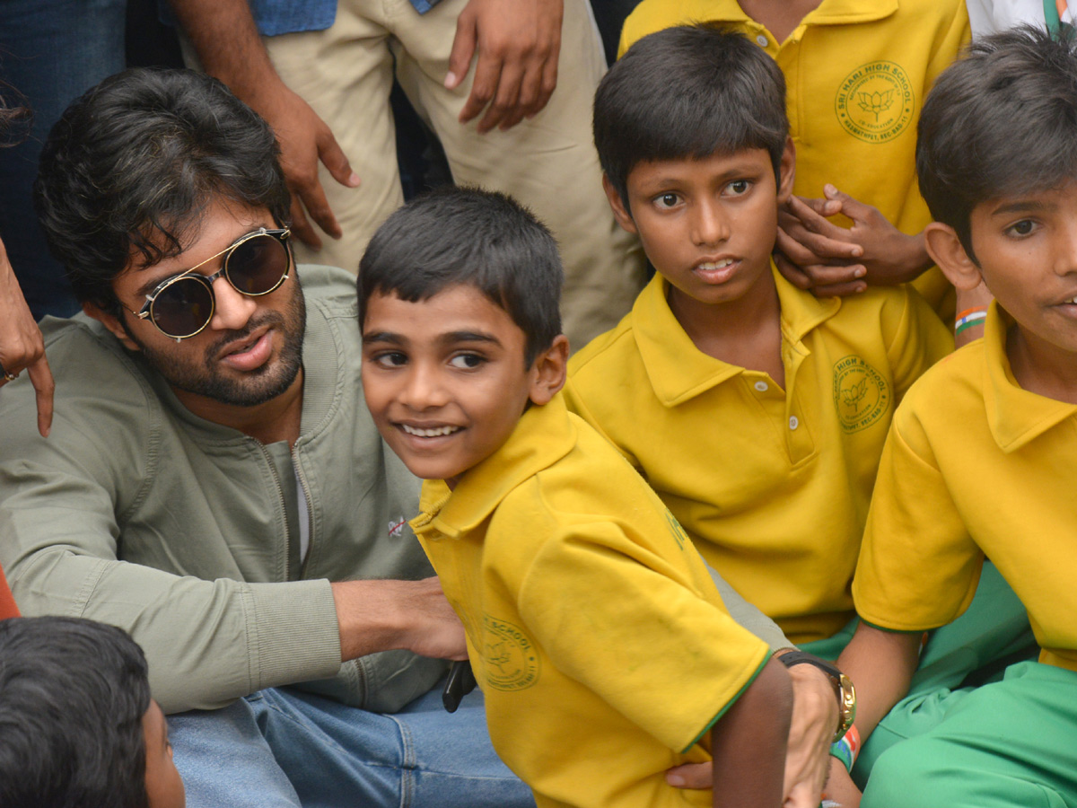 Vijay devarakonda celebrated the 72nd independence day Photo Gallery - Sakshi8