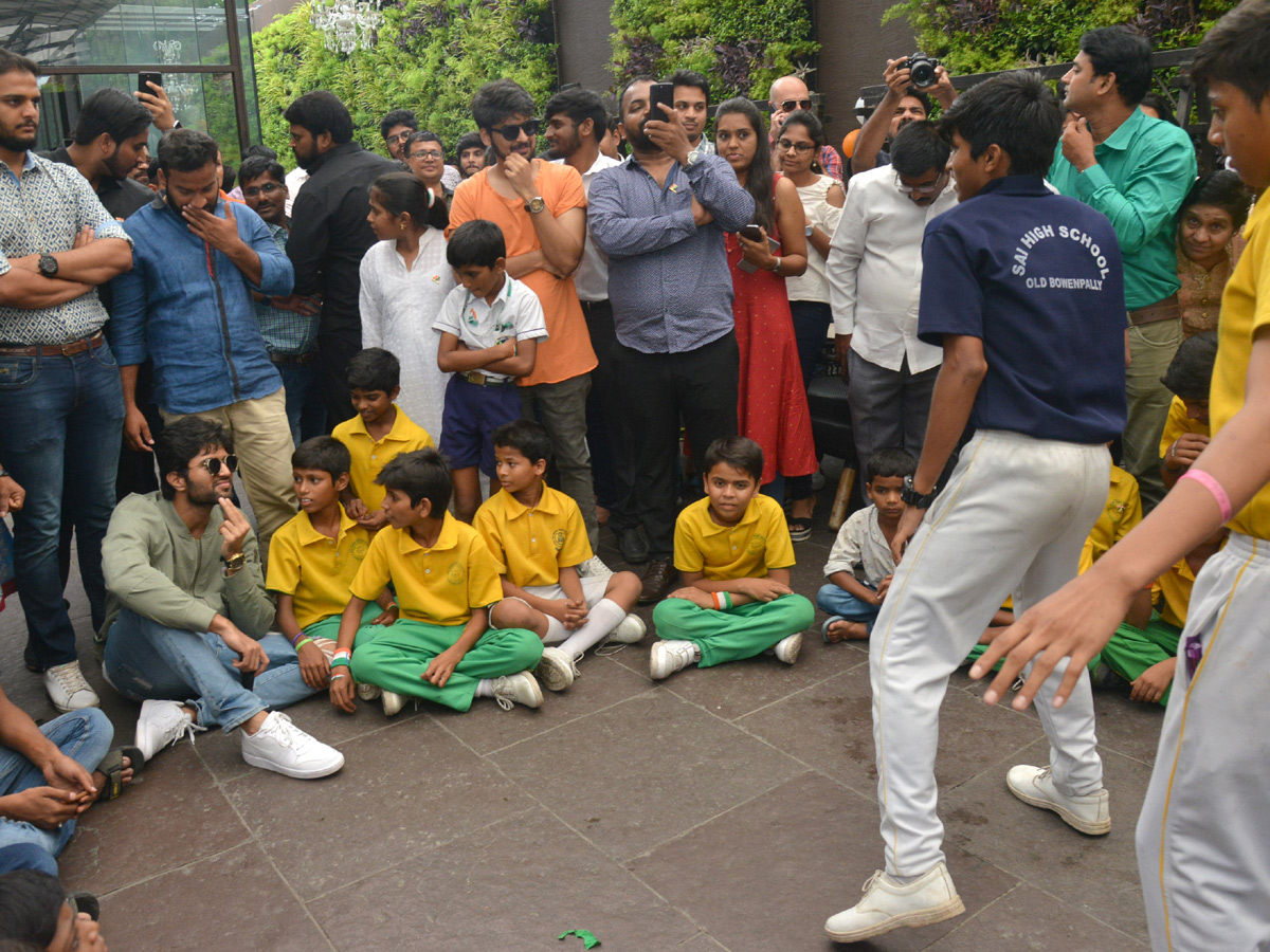 Vijay devarakonda celebrated the 72nd independence day Photo Gallery - Sakshi9