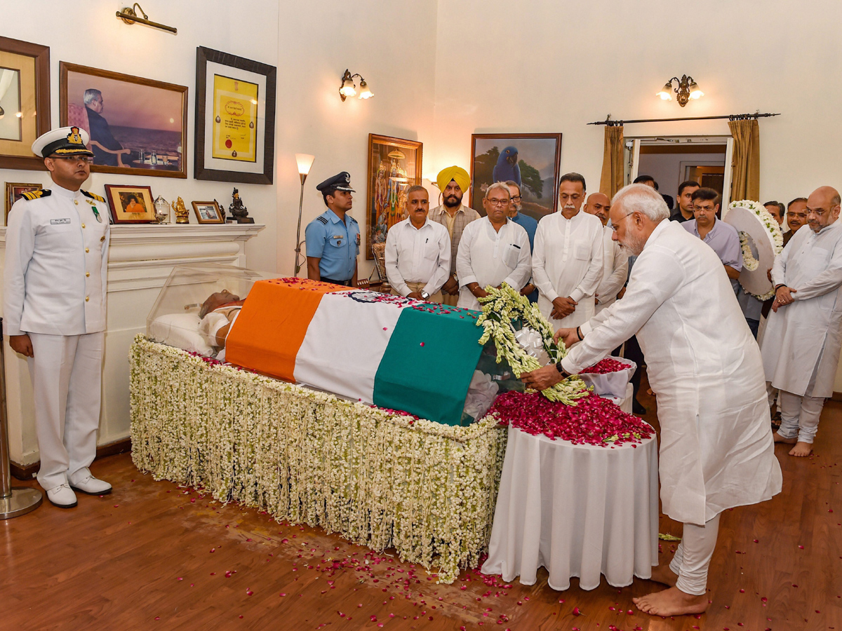 PM Modi Pays Tribute to Former PM Atal Bihari Vajpayee Photo Gallery - Sakshi1