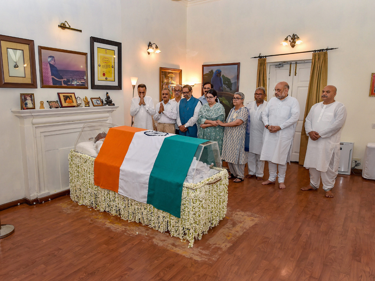 PM Modi Pays Tribute to Former PM Atal Bihari Vajpayee Photo Gallery - Sakshi13