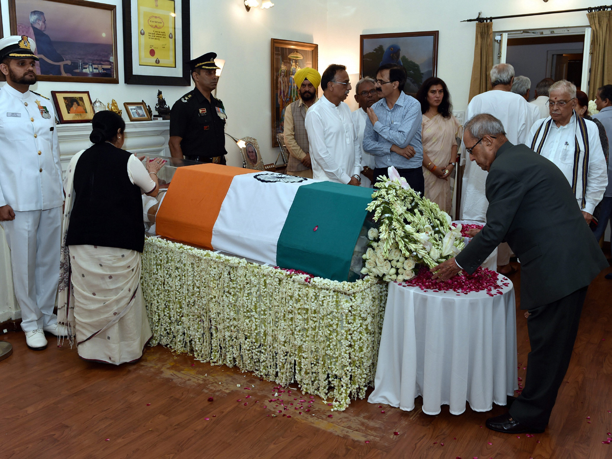 PM Modi Pays Tribute to Former PM Atal Bihari Vajpayee Photo Gallery - Sakshi14