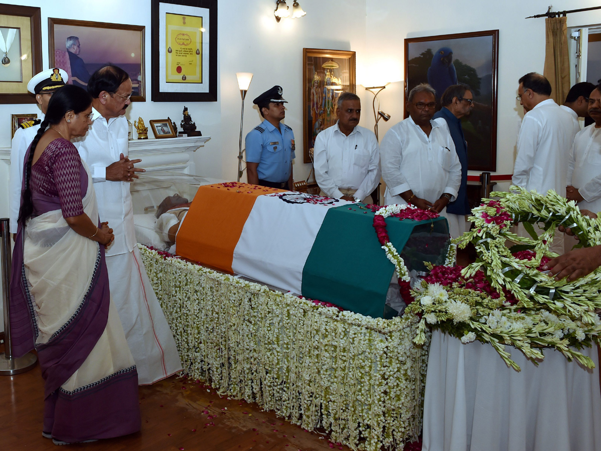 PM Modi Pays Tribute to Former PM Atal Bihari Vajpayee Photo Gallery - Sakshi16