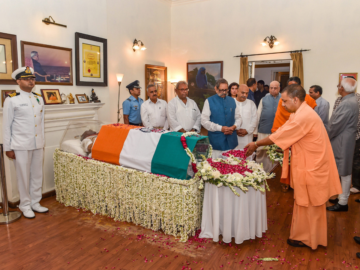 PM Modi Pays Tribute to Former PM Atal Bihari Vajpayee Photo Gallery - Sakshi17