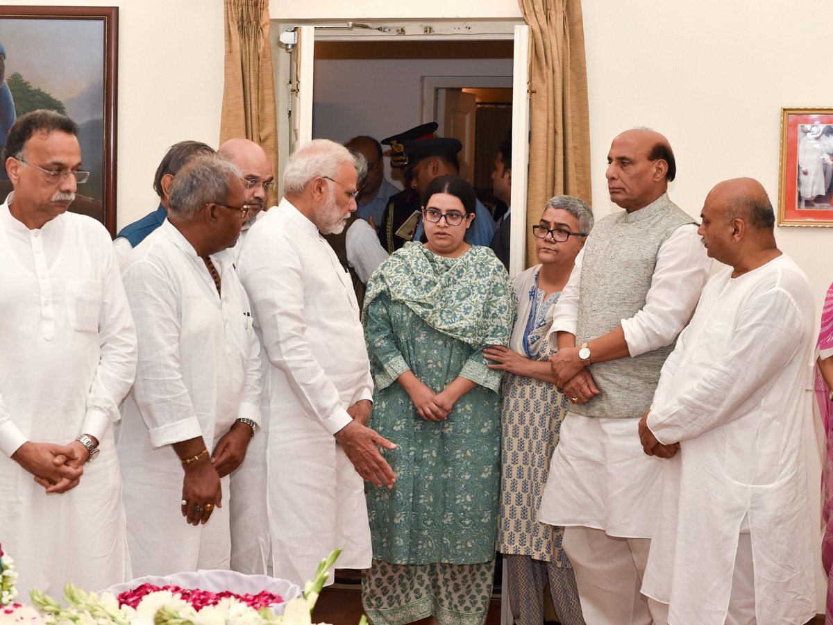 PM Modi Pays Tribute to Former PM Atal Bihari Vajpayee Photo Gallery - Sakshi18