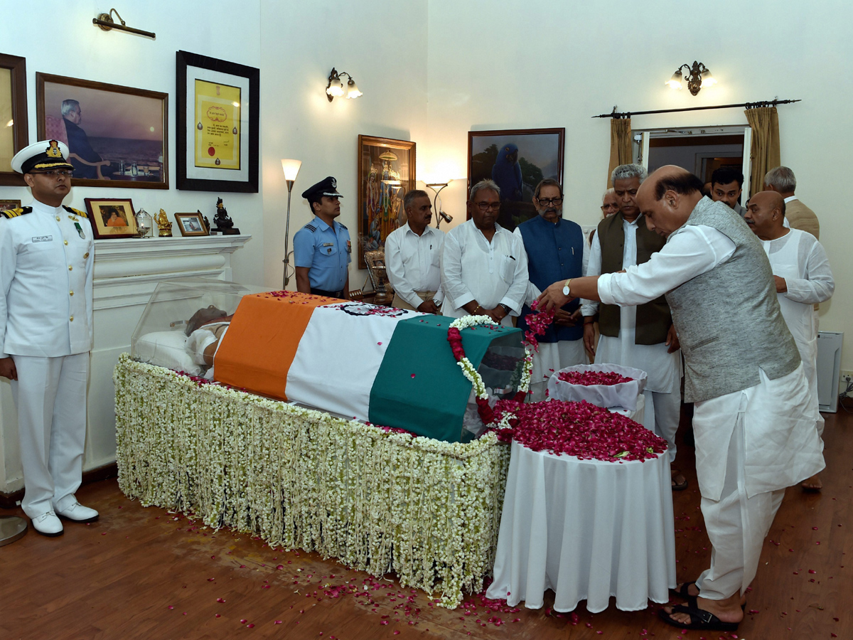 PM Modi Pays Tribute to Former PM Atal Bihari Vajpayee Photo Gallery - Sakshi21