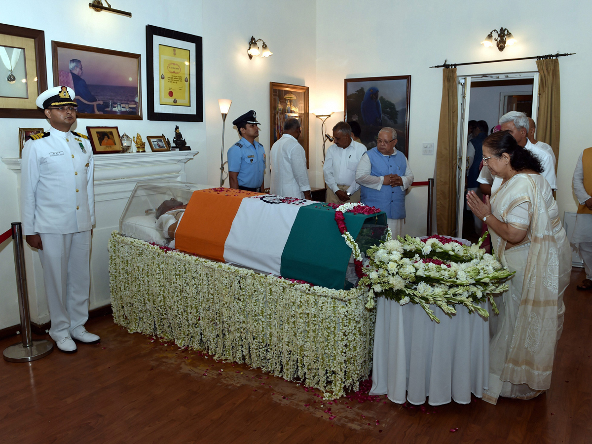 PM Modi Pays Tribute to Former PM Atal Bihari Vajpayee Photo Gallery - Sakshi22