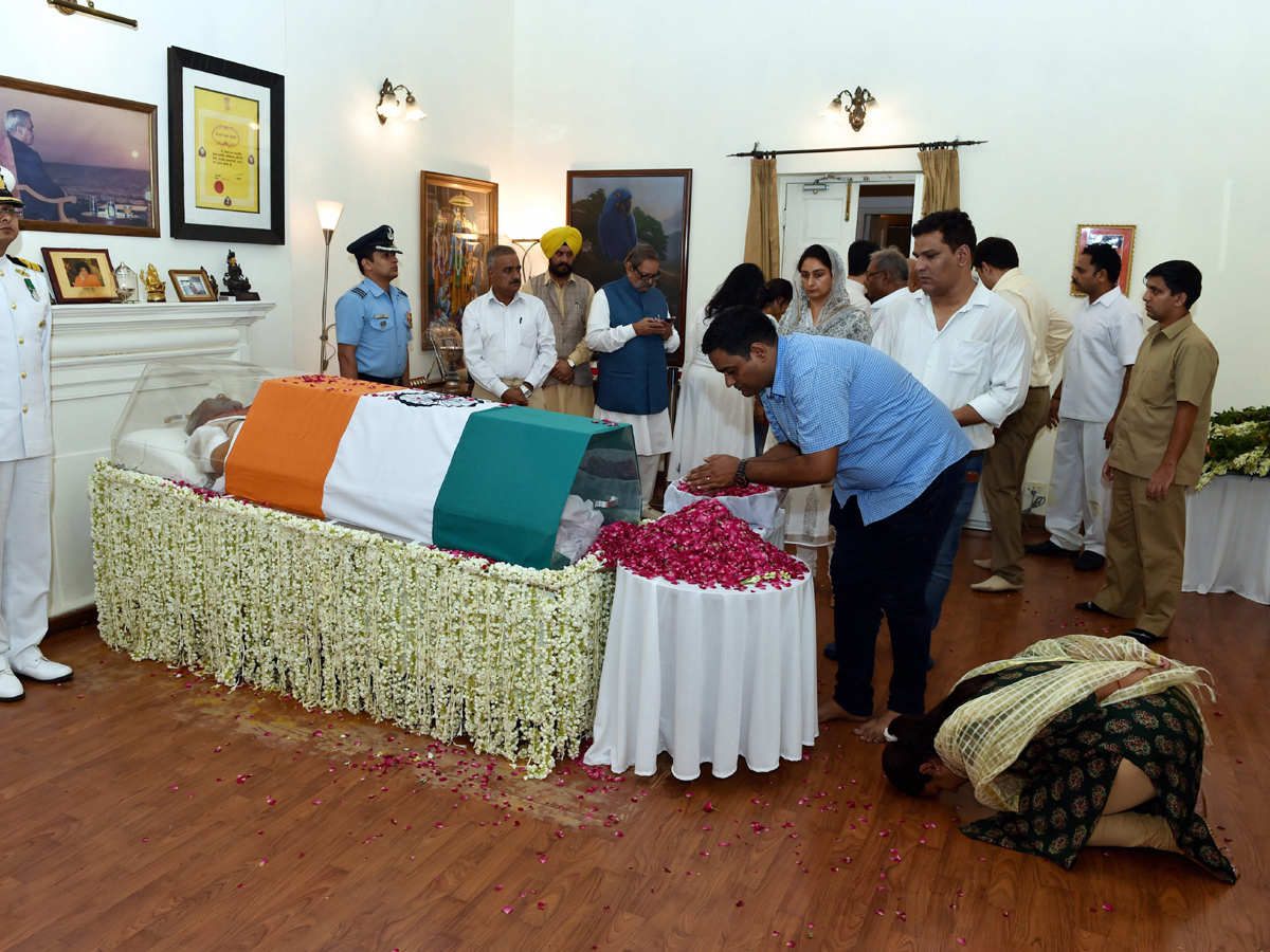 PM Modi Pays Tribute to Former PM Atal Bihari Vajpayee Photo Gallery - Sakshi27