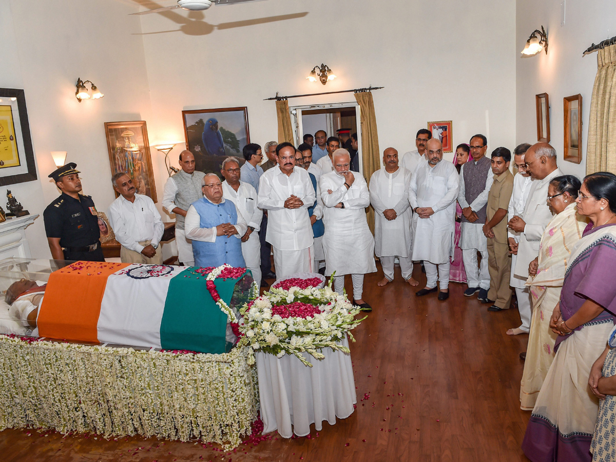 PM Modi Pays Tribute to Former PM Atal Bihari Vajpayee Photo Gallery - Sakshi8