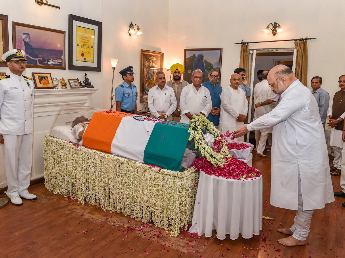 PM Modi Pays Tribute to Former PM Atal Bihari Vajpayee Photo Gallery - Sakshi9