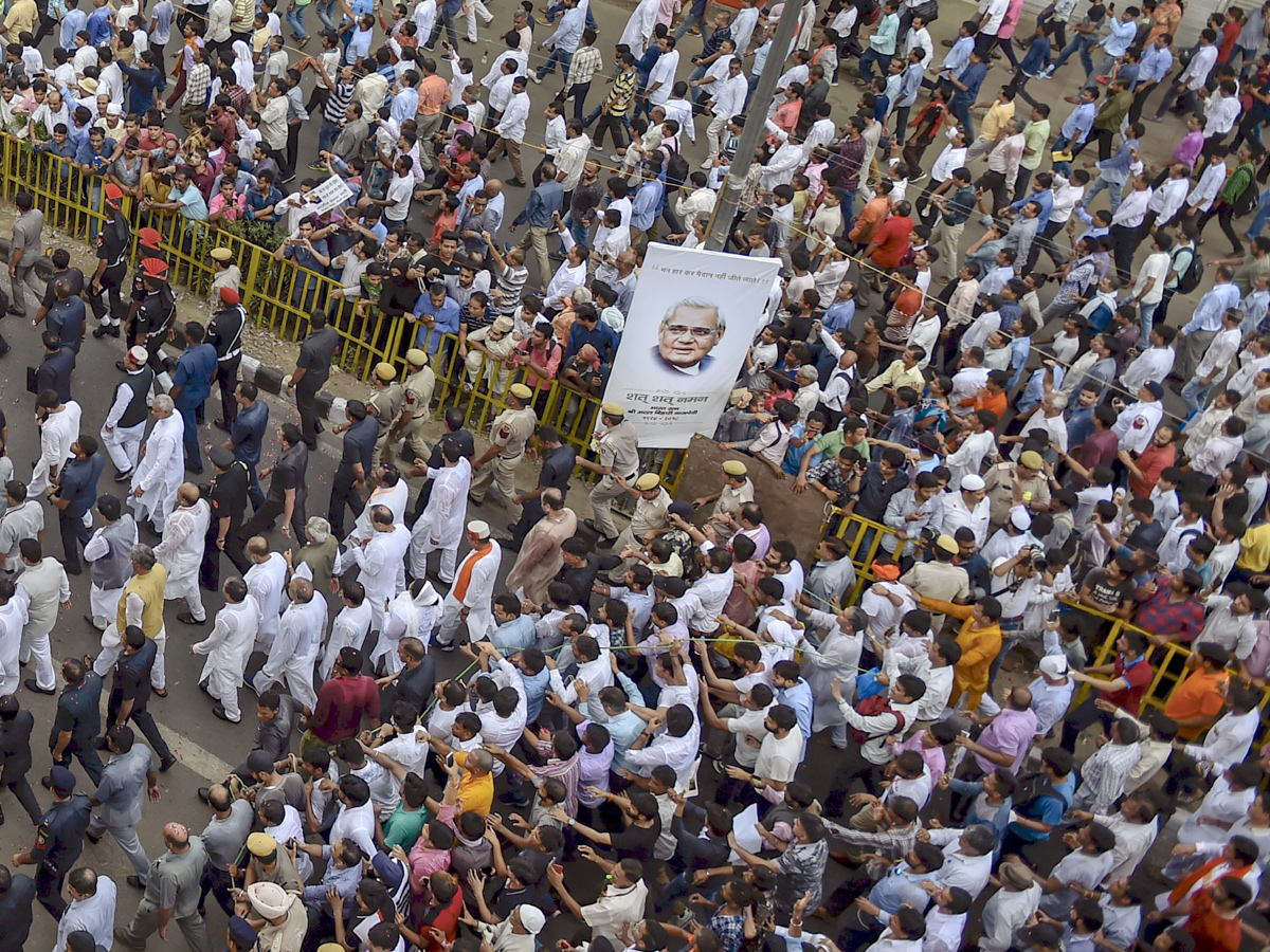  Atal Bihari Vajpayee's funeral  Photo Gallery - Sakshi6