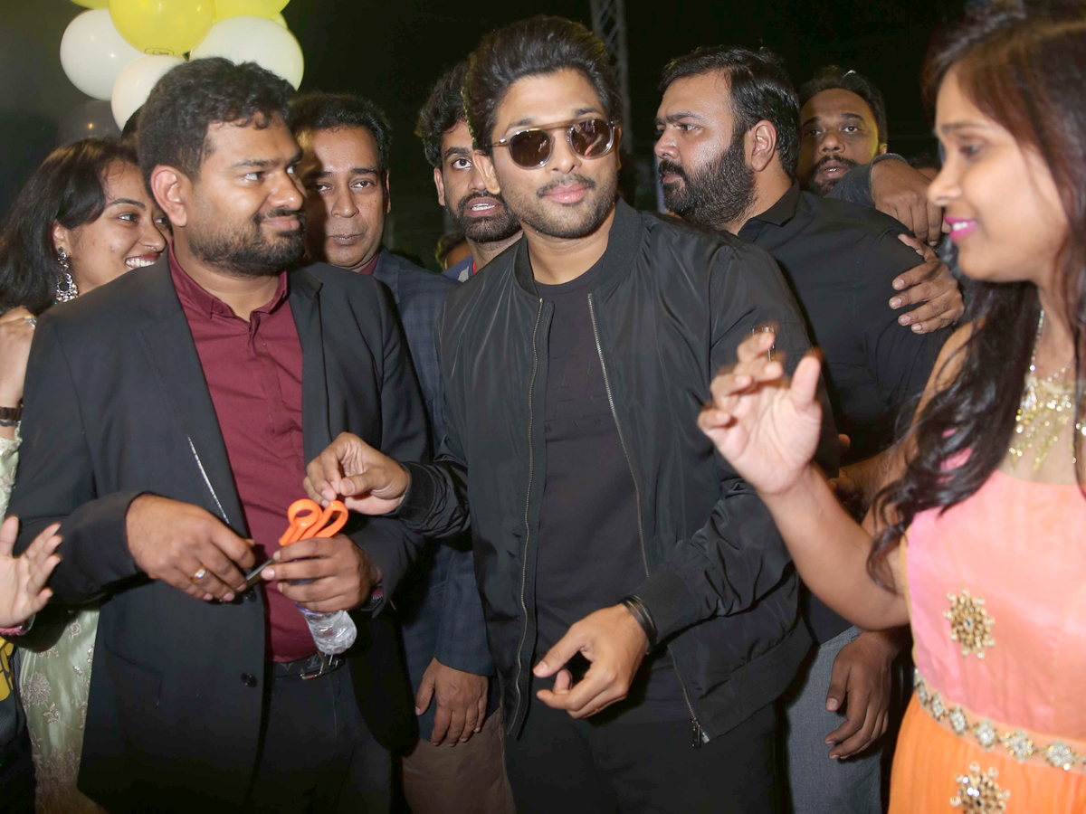 Allu Arjun launches B Dubs at Gachibowli Photo Gallery - Sakshi6