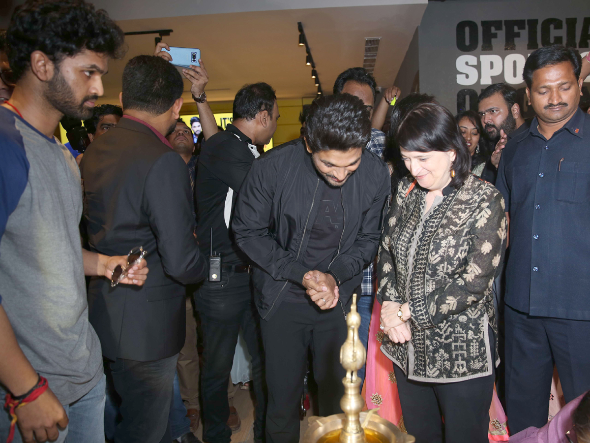 Allu Arjun launches B Dubs at Gachibowli Photo Gallery - Sakshi7