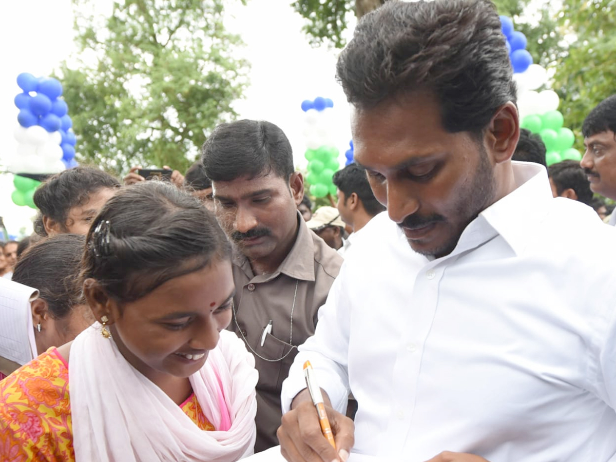 ys jagan prajasankalpayatra day 240 Photo Gallery - Sakshi4