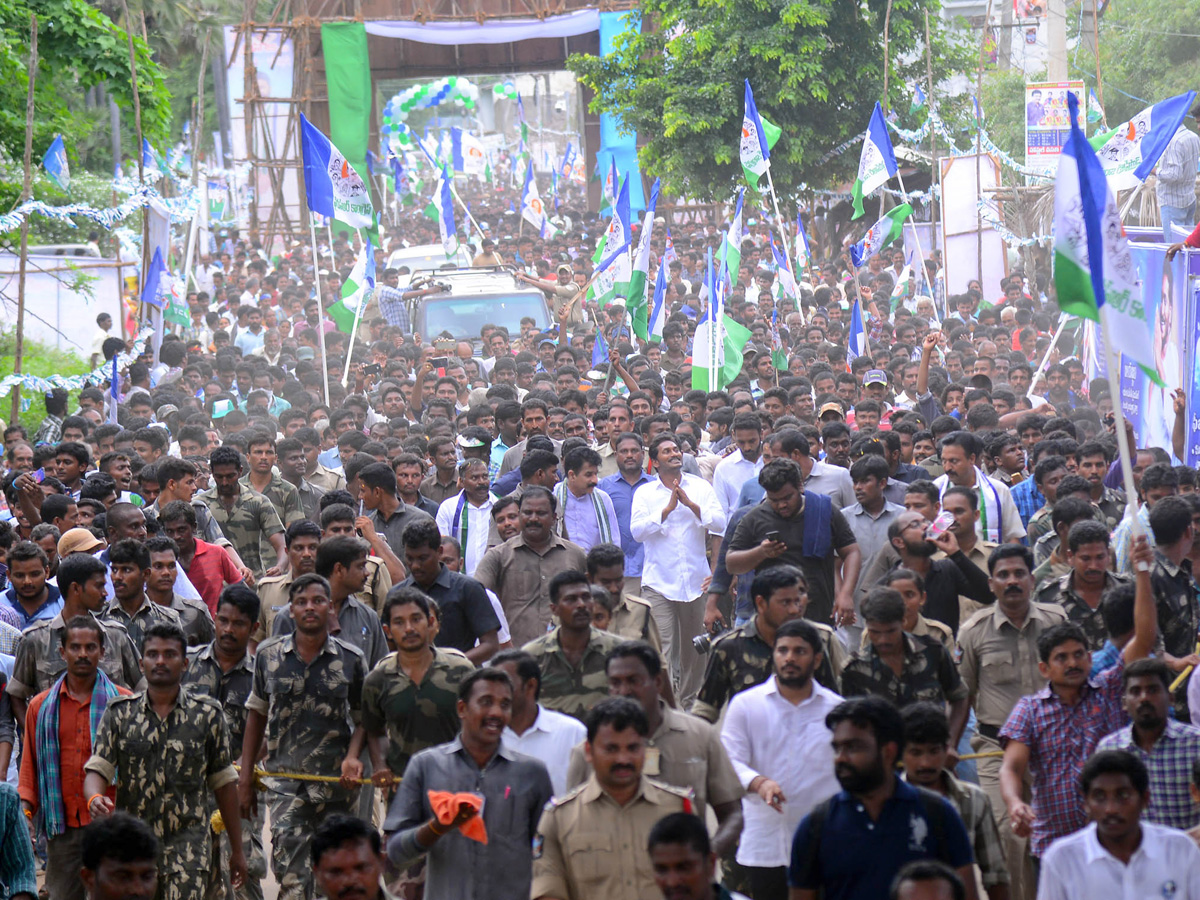 ys jagan prajasankalpayatra day images in Kotauratla  Visakhapatanam  - Sakshi11