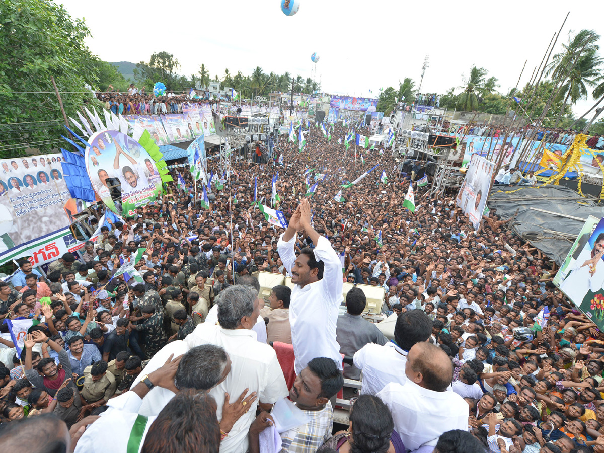 ys jagan prajasankalpayatra day images in Kotauratla  Visakhapatanam  - Sakshi7