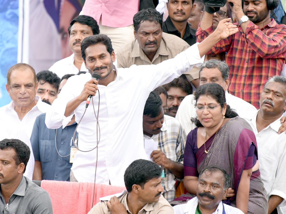 ys jagan prajasankalpayatra day images in Kotauratla  Visakhapatanam  - Sakshi16