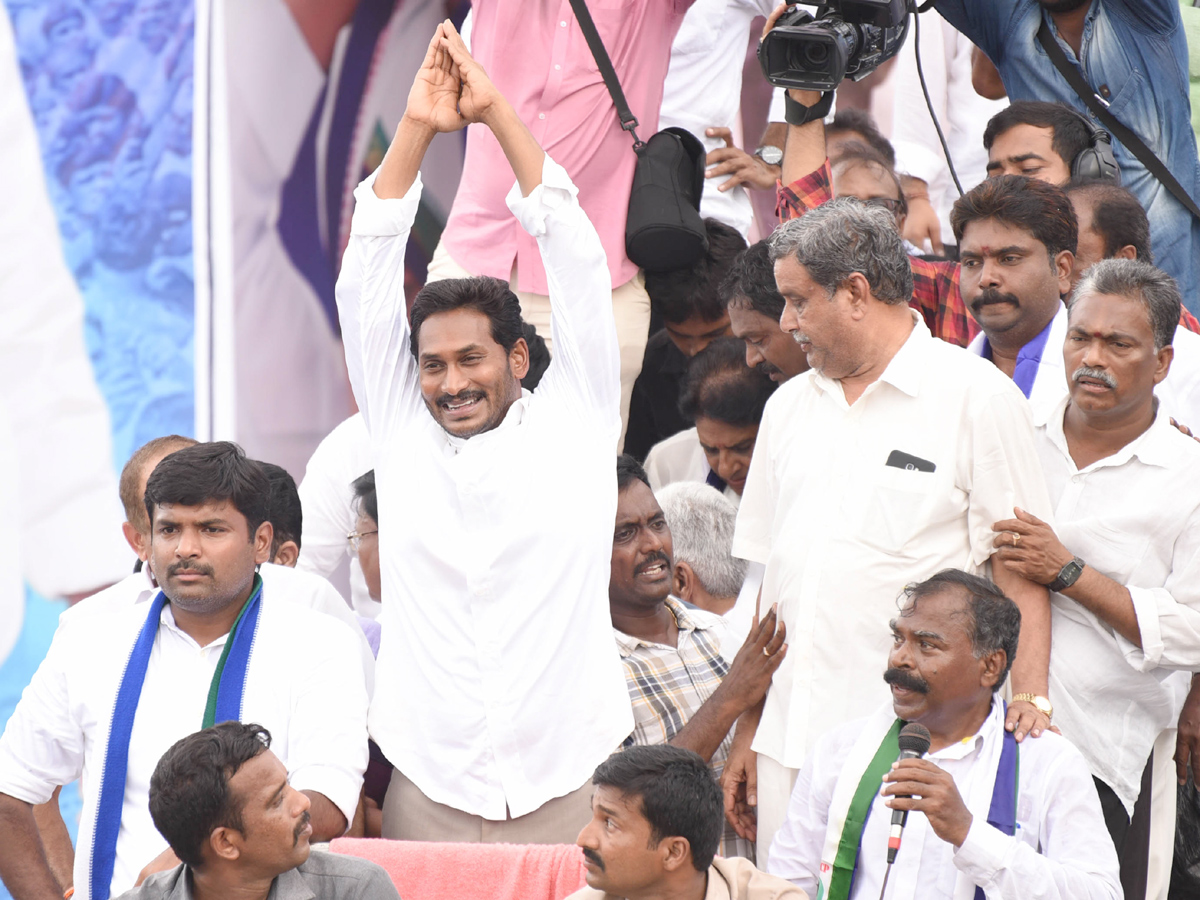 ys jagan prajasankalpayatra day images in Kotauratla  Visakhapatanam  - Sakshi17