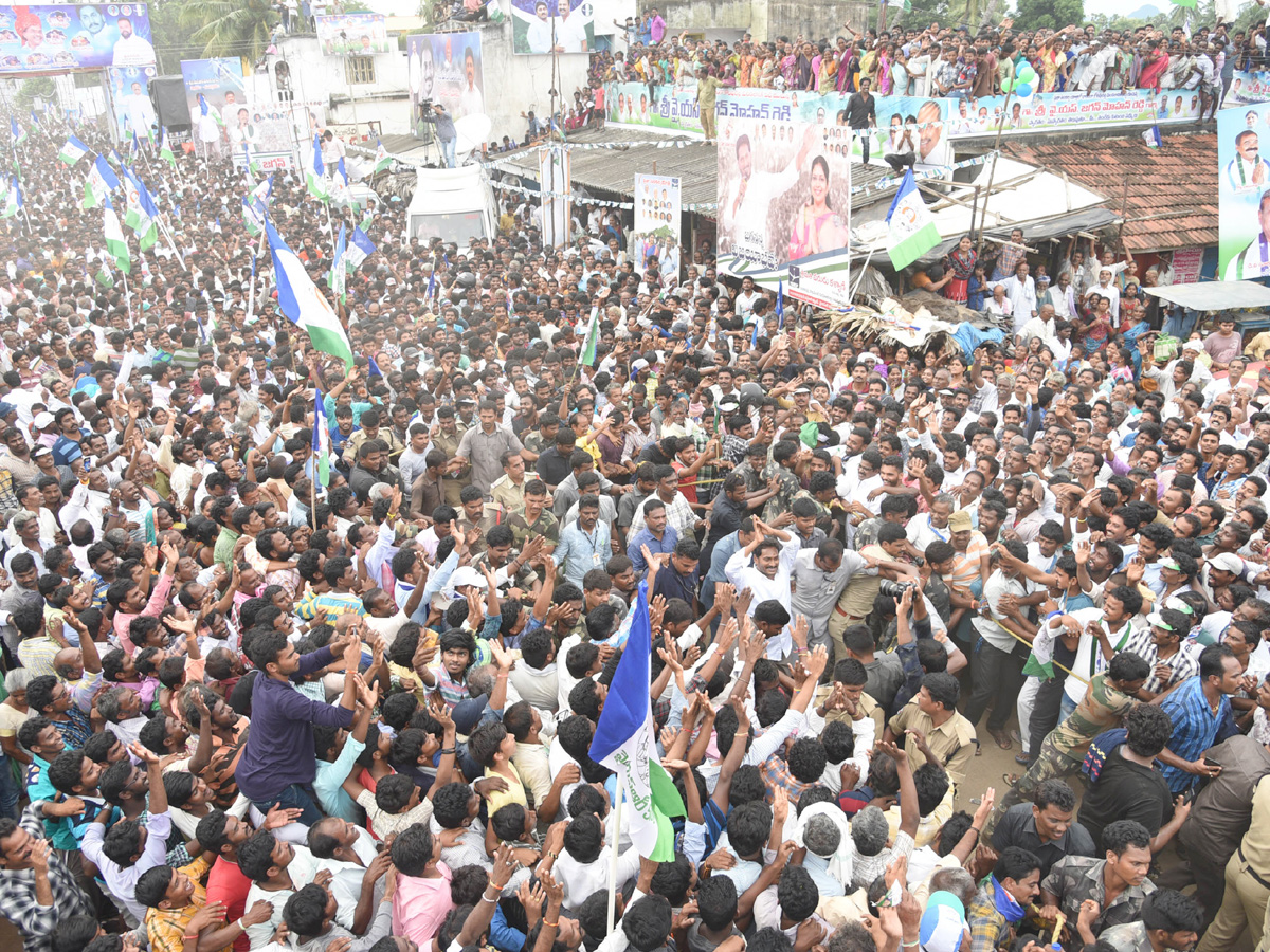 ys jagan prajasankalpayatra day images in Kotauratla  Visakhapatanam  - Sakshi8