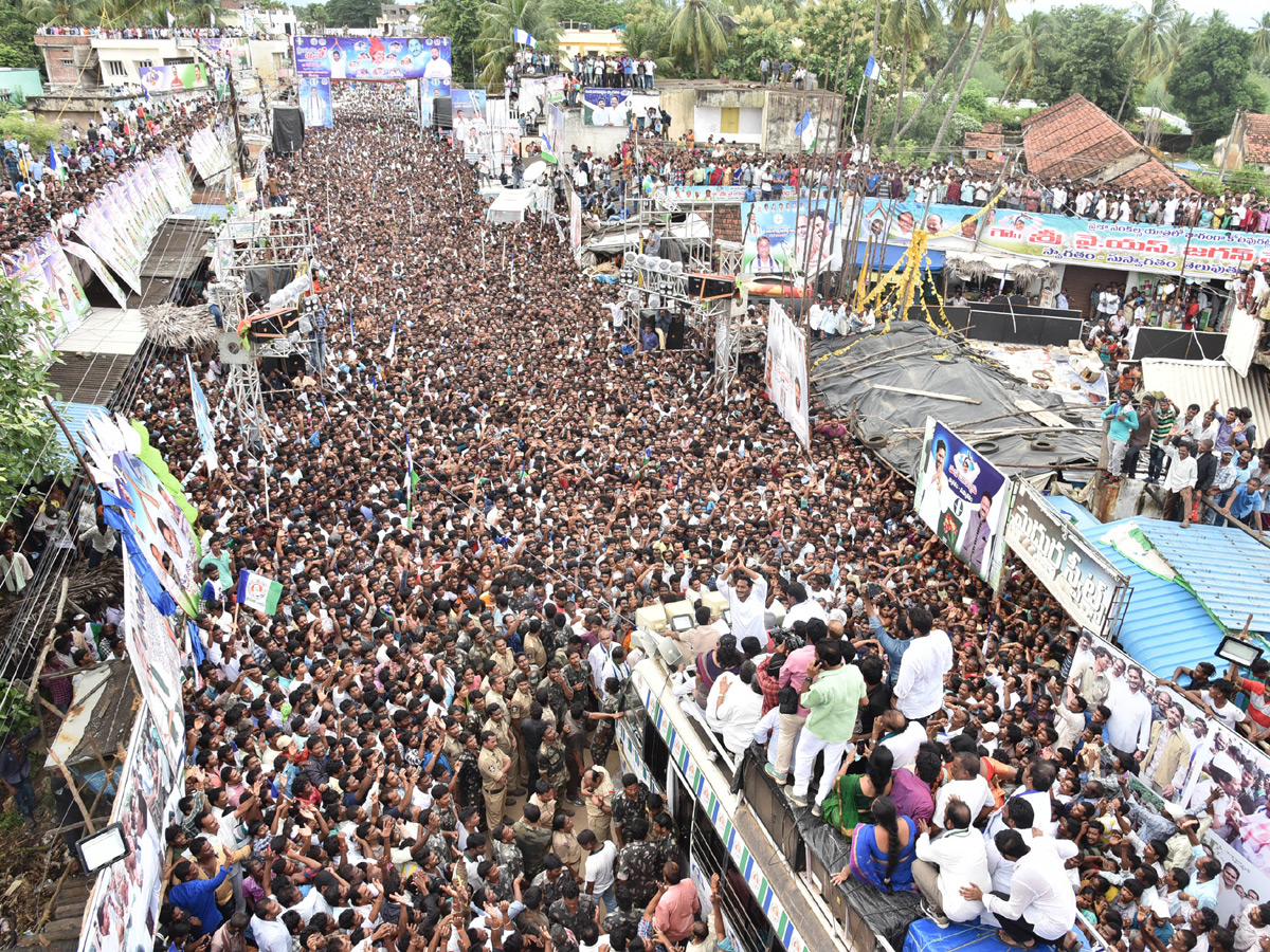 ys jagan prajasankalpayatra day images in Kotauratla  Visakhapatanam  - Sakshi9