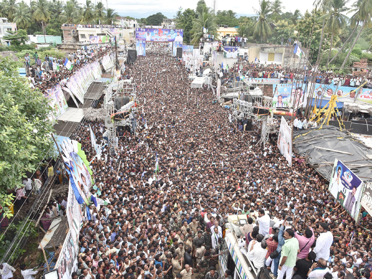 ys jagan prajasankalpayatra day images in Kotauratla  Visakhapatanam  - Sakshi10