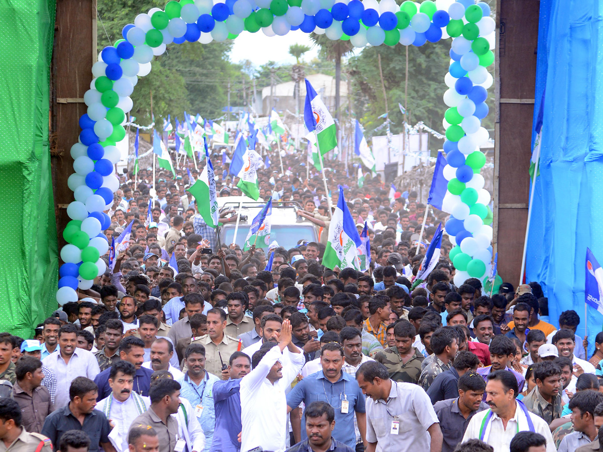 ys jagan prajasankalpayatra day images in Kotauratla  Visakhapatanam  - Sakshi12