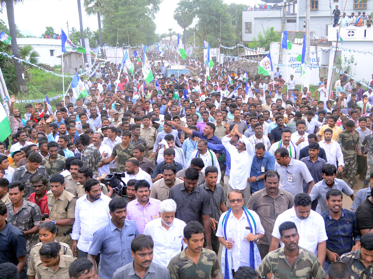 ys jagan prajasankalpayatra day images in Kotauratla  Visakhapatanam  - Sakshi13