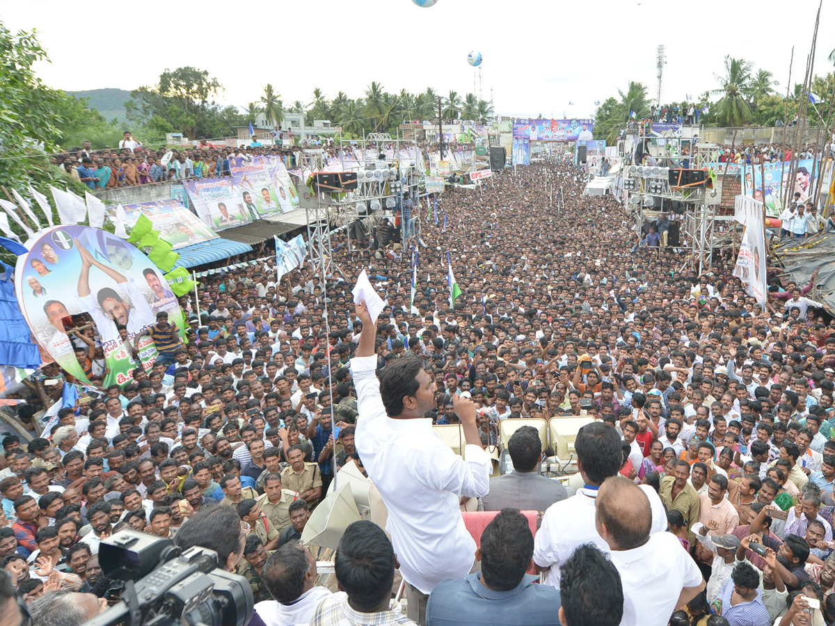 ys jagan prajasankalpayatra day images in Kotauratla  Visakhapatanam  - Sakshi1