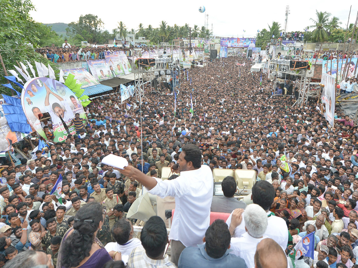 ys jagan prajasankalpayatra day images in Kotauratla  Visakhapatanam  - Sakshi2