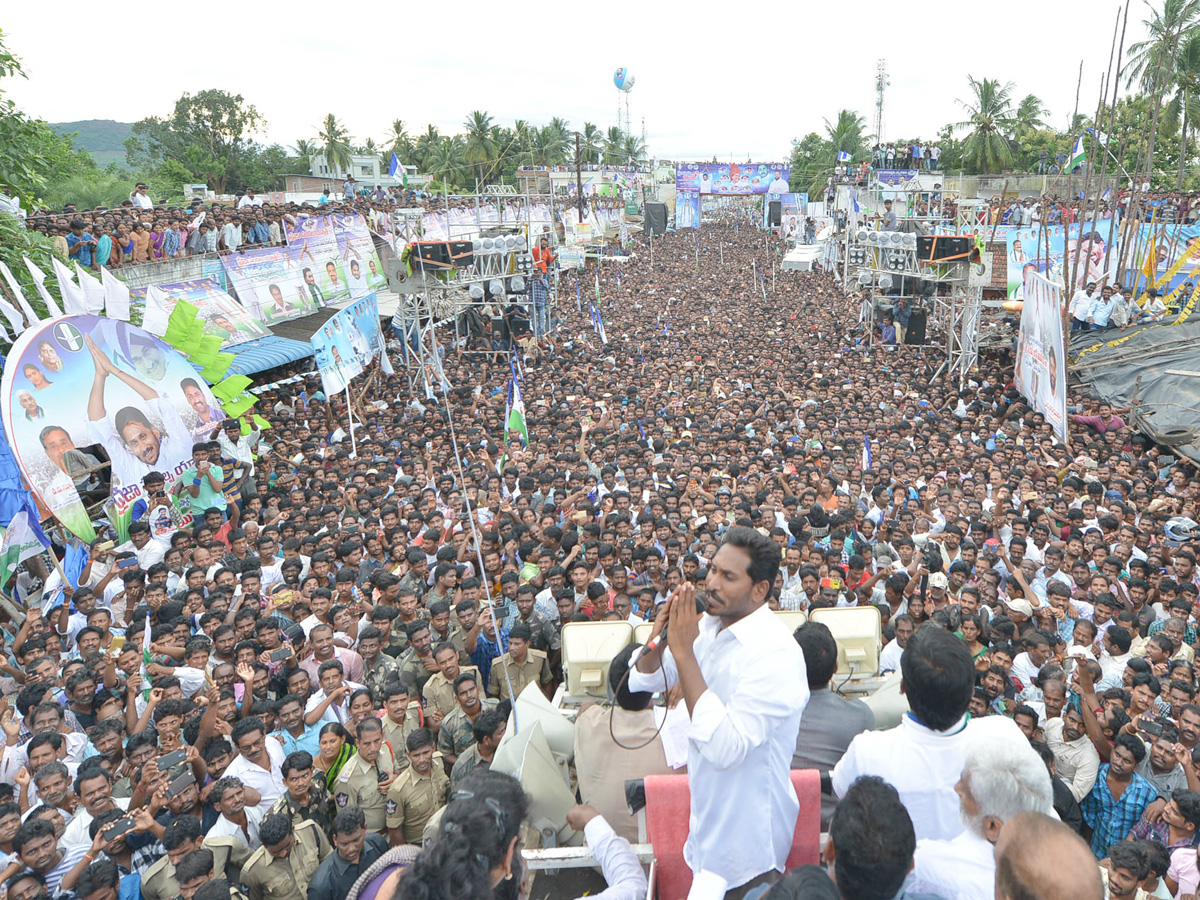 ys jagan prajasankalpayatra day images in Kotauratla  Visakhapatanam  - Sakshi3