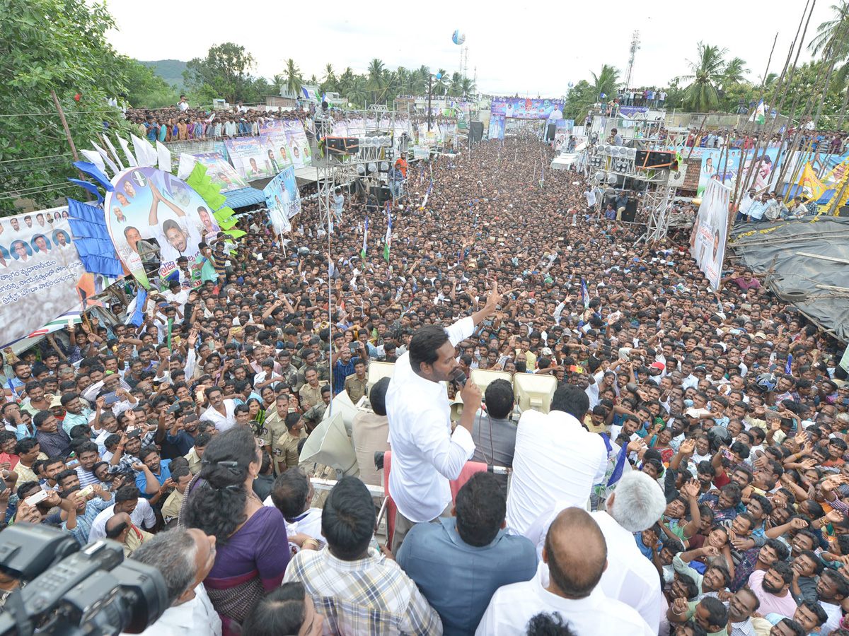 ys jagan prajasankalpayatra day images in Kotauratla  Visakhapatanam  - Sakshi5