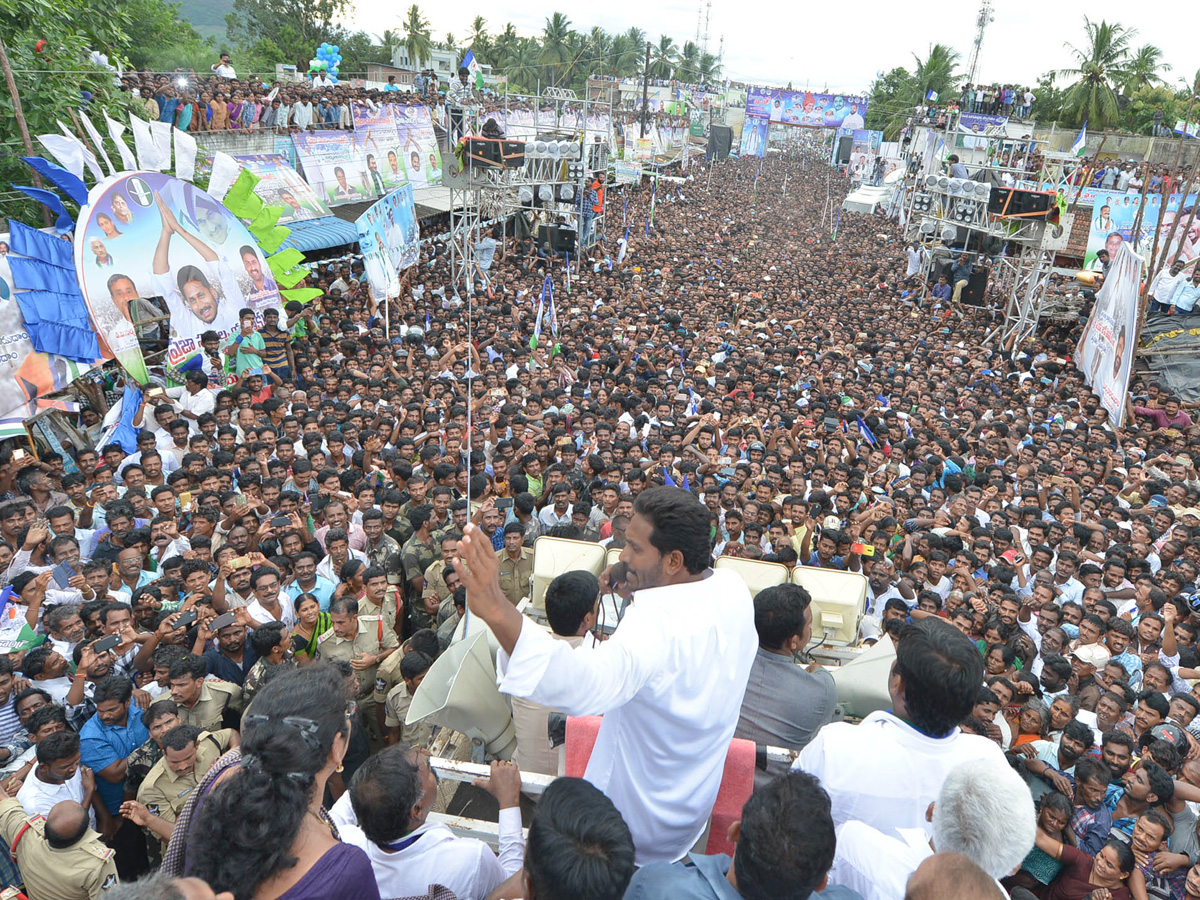 ys jagan prajasankalpayatra day images in Kotauratla  Visakhapatanam  - Sakshi6