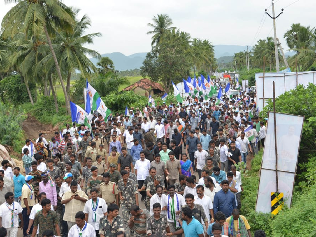 YS Jagan PrajaSankalpaYatra 245th Day Photo Gallery - Sakshi17