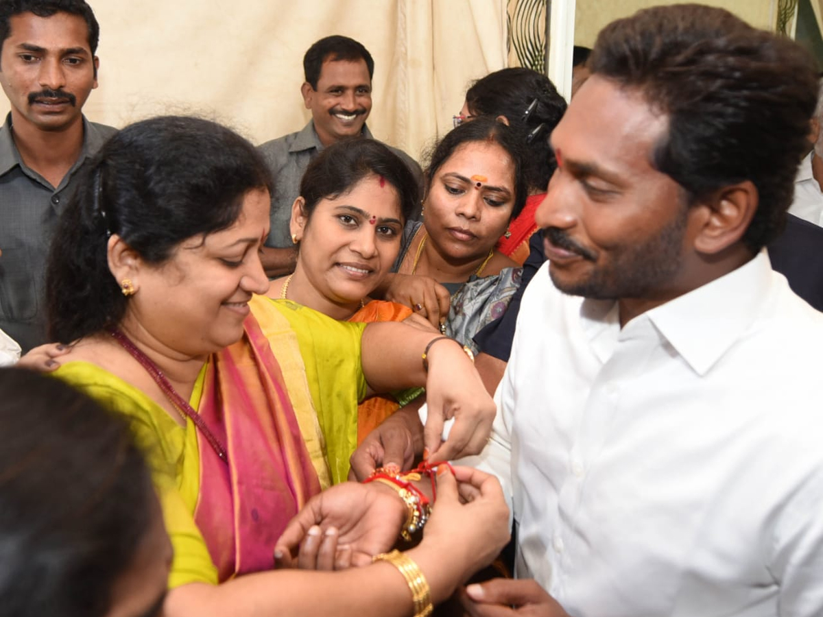 Raksha Bandhan Celebrations at PrajaSankalpaYatra Photo Gallery - Sakshi5