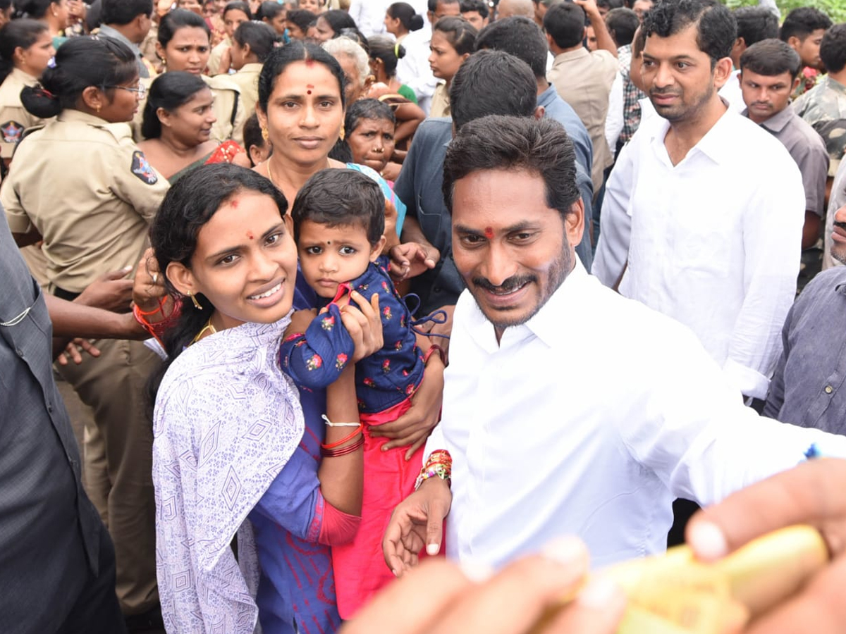 Raksha Bandhan Celebrations at PrajaSankalpaYatra Photo Gallery - Sakshi6